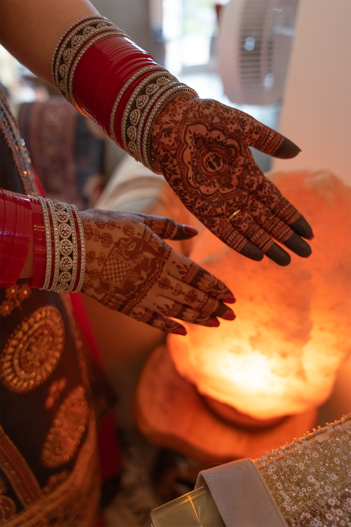 Mehndi on hands by Aykas Bhons